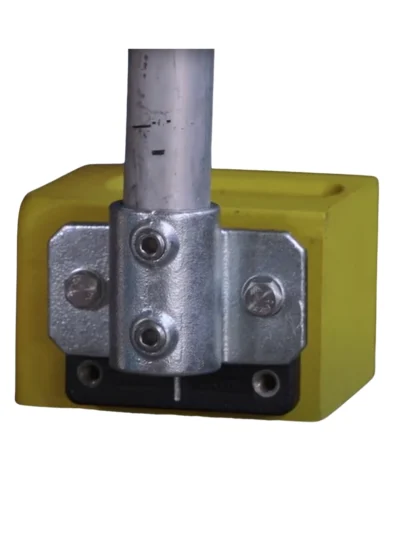 Kit de fixation de poteau sur container maritime