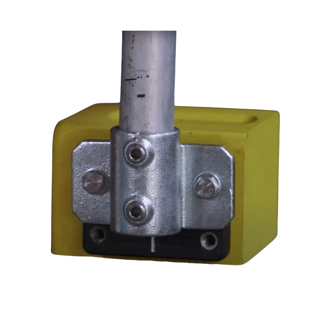 Kit de fixation de poteau sur container maritime